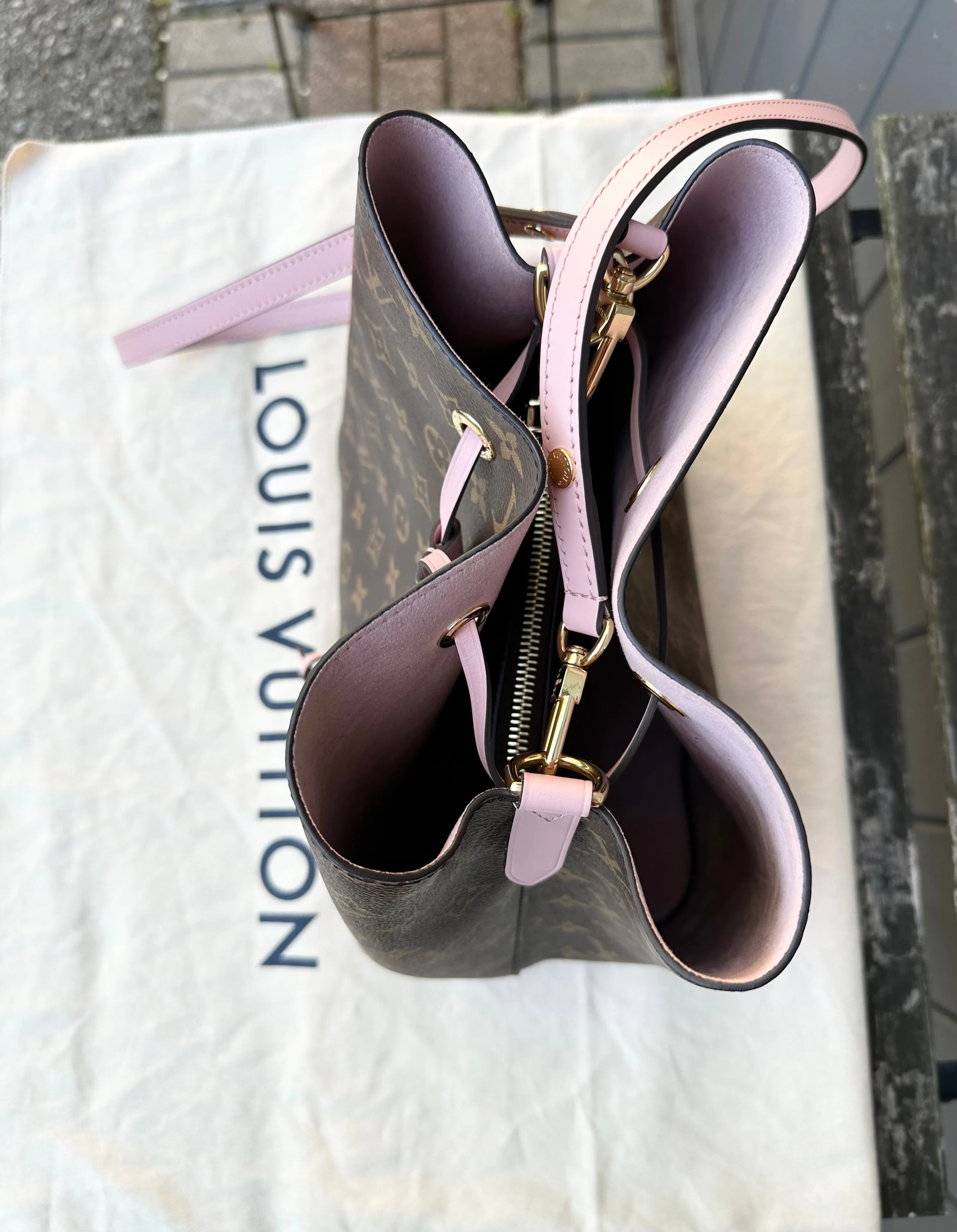 LOUIS VUITTON Monogram Neonnoe MM Bucket Bag